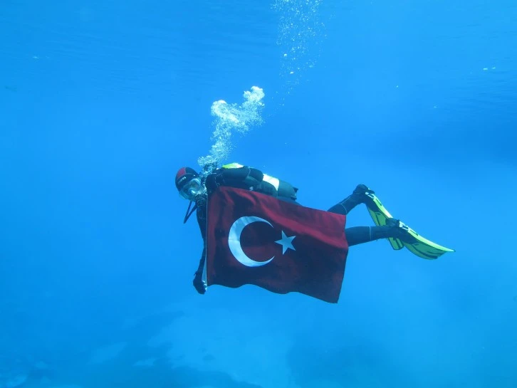 Sivaslı Dalgıçlar Cumhuriyet'in 100. Yılını Su Altında Kutladılar 
