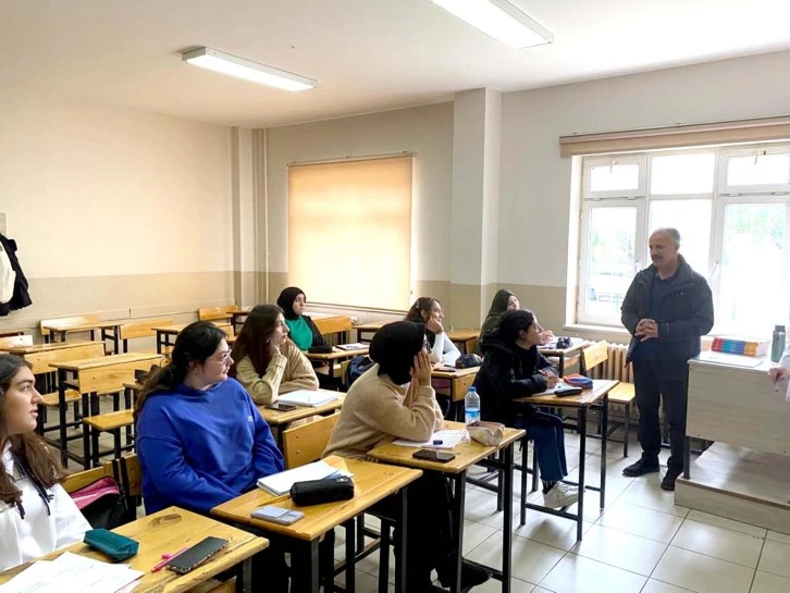 Yener, Destekleme Kurslarındaki Öğrencileri Ziyaret Etti 