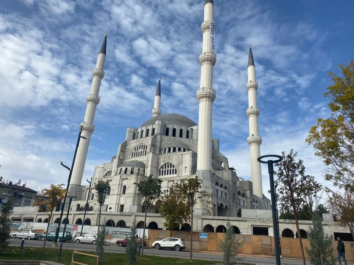 Gözünüzün Gördüğü  Her Yerde İnşaat Var, Sivas'ta Yapım İşleri Ağır İlerliyor! 