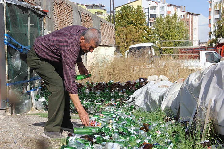 Sivaslı Vatandaş 5 Bin Atık Şişe Topaldı, Teslim Edecek Yer Bulamıyor! 