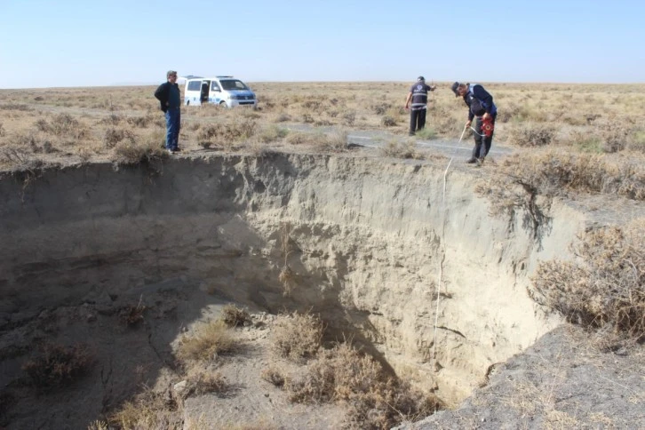 Oluşan Yeni Obruklar Vatandaşı Tedirgin Etti, Yolları Ulaşıma Kapattı  