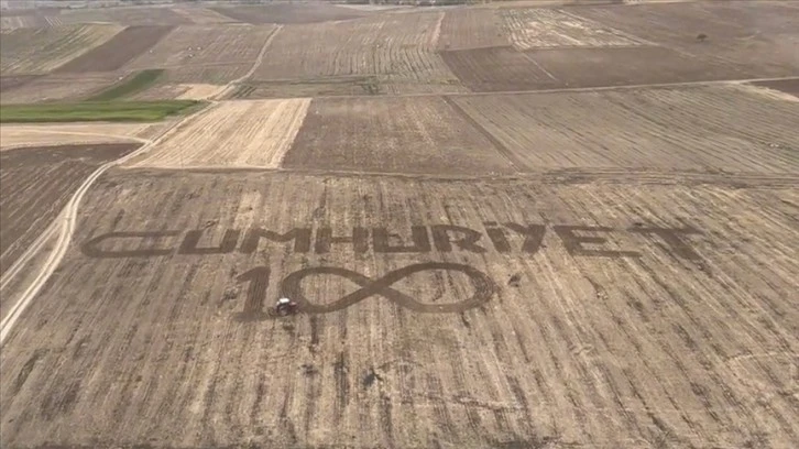 Askeri Helikopter, Merzifonlu Çiftçinin Tarlasına Yazdığı 'Cumhuriyet' Yazısını Görüntüledi