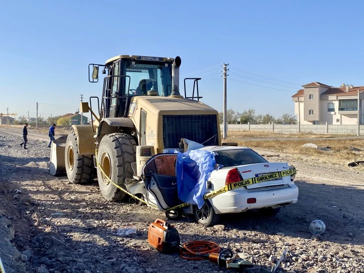 Otomobil Park Halindeki İş Makinesine Çarptı 