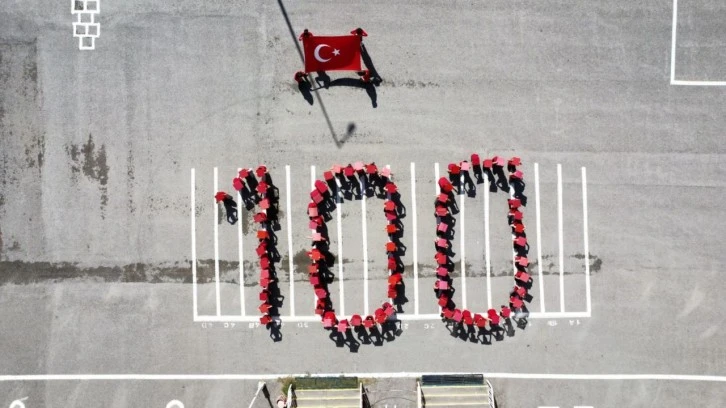 Fatih İlkokulu’ndan 100. Yıl Koreografisi