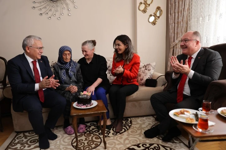Sivas’ta Yaşayan Zeynep Nine Cumhuriyet’le Yaşıt!
