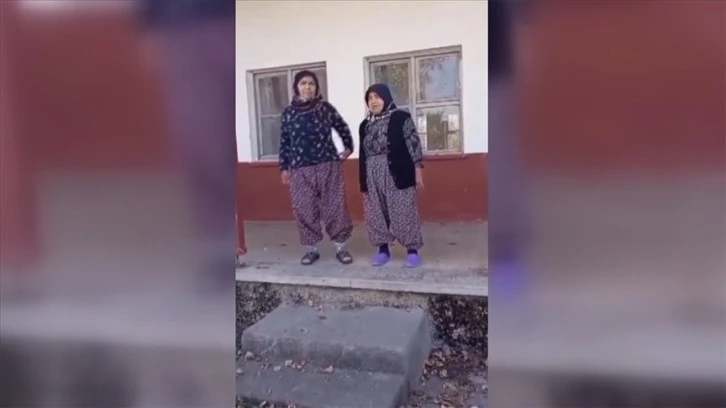 Tokat'ta Teyzeler Şiir Okuyarak Cumhuriyet Bayramı'nı Kutladılar