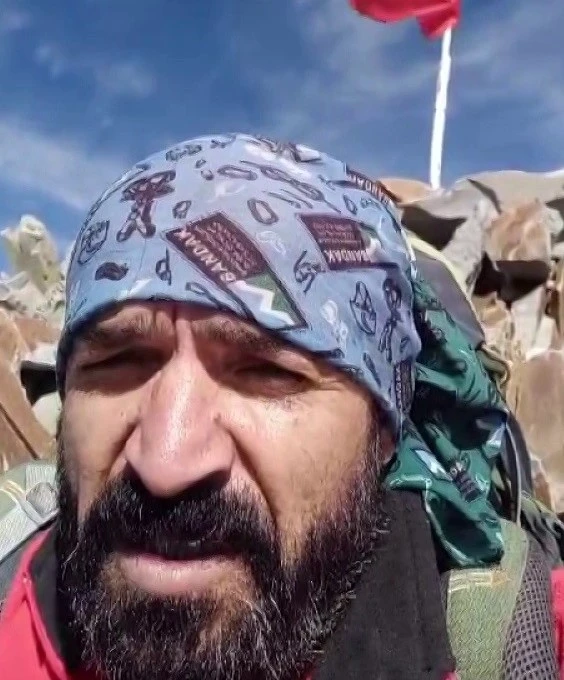 Sivaslı Dağcı, Erciyes Dağı'nın Zirvesinden İsrail’e Tepki Gösterdi 