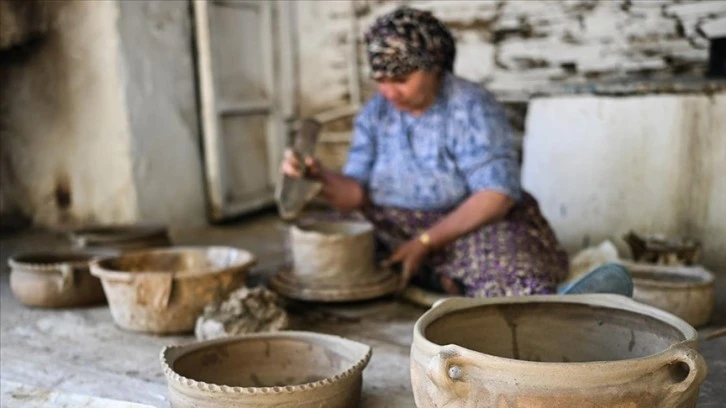 Volkanik Kayalar Kadınların Elinde Çömleğe Dönüşüyor