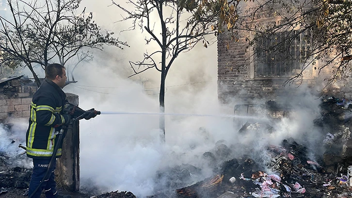 Hurda Malzemelerinin Bulunduğu Evde Yangın Çıktı 