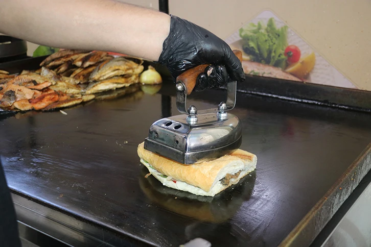 Sivas'ta Antika Ütü ile Ekmek Arası Balık Tost Yapıldı 