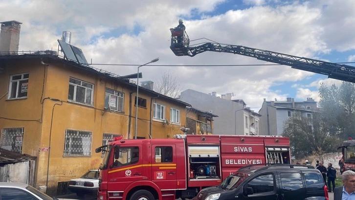 Sivas'ta Çatı Yangını Hasara Yol Açtı