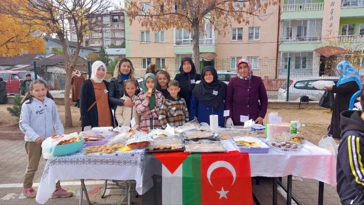 Sivaslı Öğrenciler Filistinli Çocuklar için Kermes Açtı 