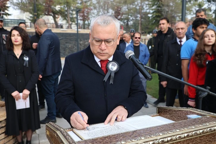 Sivas Valisi Şeref Defterine Yazdı; 'Emanetinizi Hedefine Ulaştıracağız'