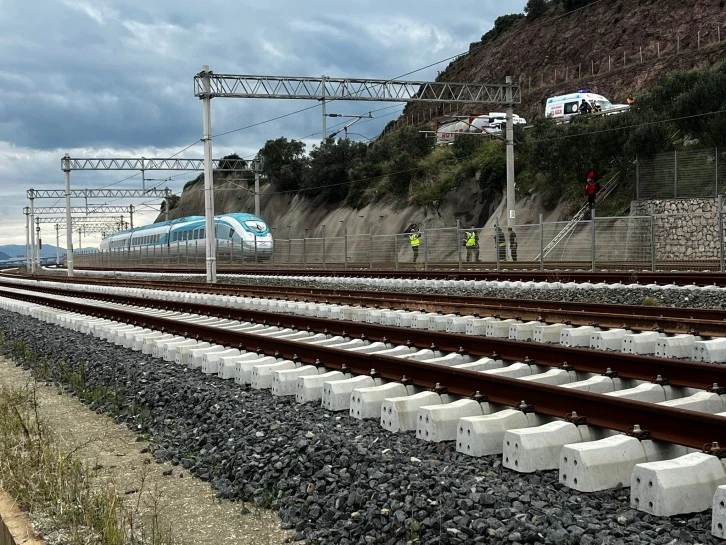 Raylarda Yürüyen Vatandaşa Yüksek Hızlı Tren Çarptı