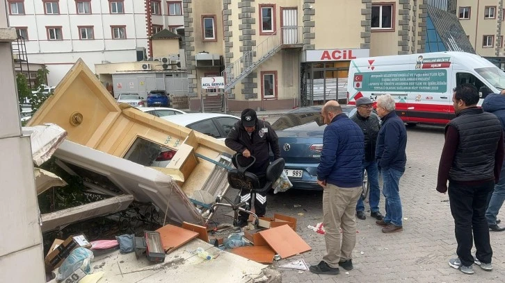 Rahatsızlanan Sürücü Aracıyla Hastaneye Daldı