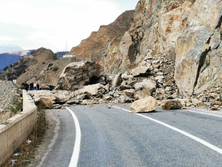 Heyelan Karayolunu Ulaşıma Kapadı