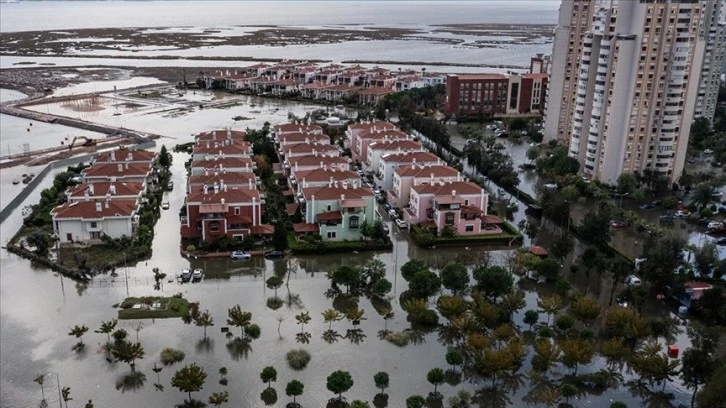 Deniz Taştı, Sokaklar Su Altında Kaldı 