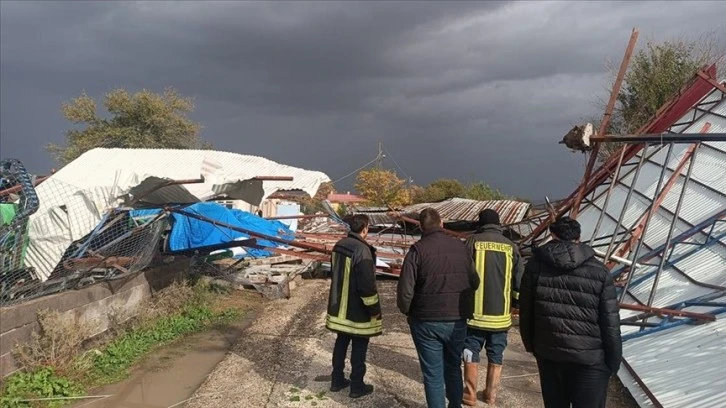 Fırtına, Ahır ve Tarım Arazilerine Zarar Verdi