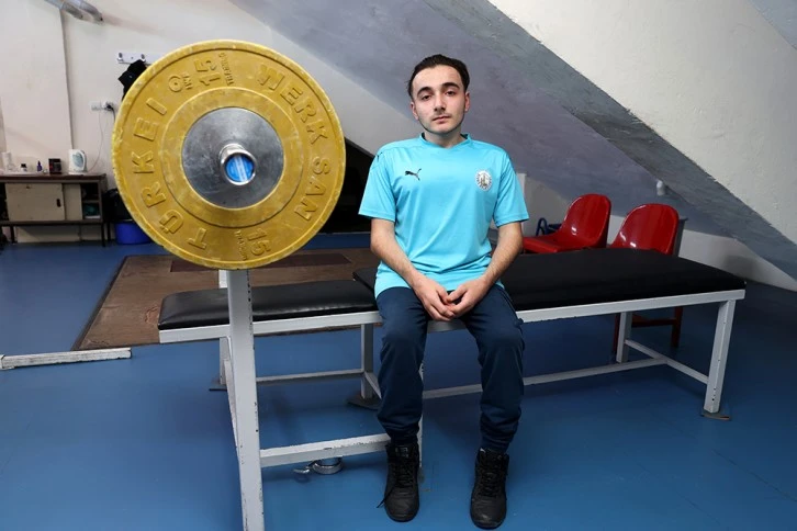 Halterle Hayatının Adımını Attı 