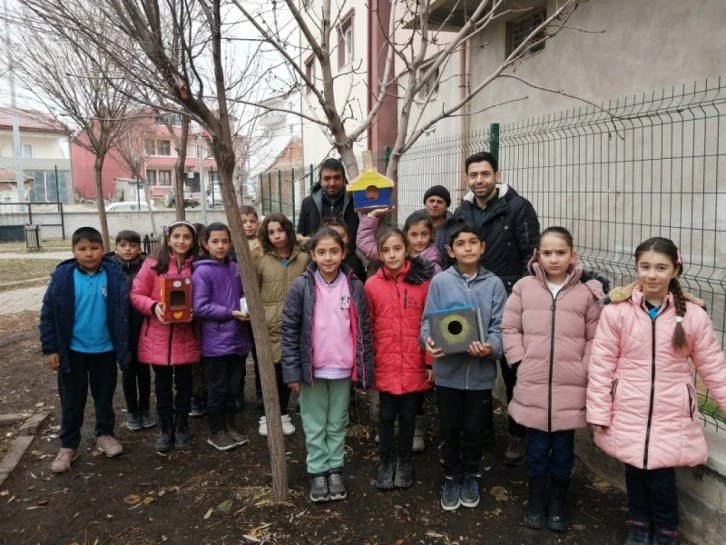 Sivaslı ilkokul Öğrencileri Kuşlar İçin Kafes Yaptı 