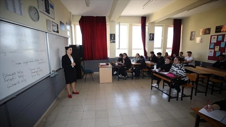 Sınıfta Kalbi Duran Öğrenciyi Öğretmeni Hayata Döndürdü 