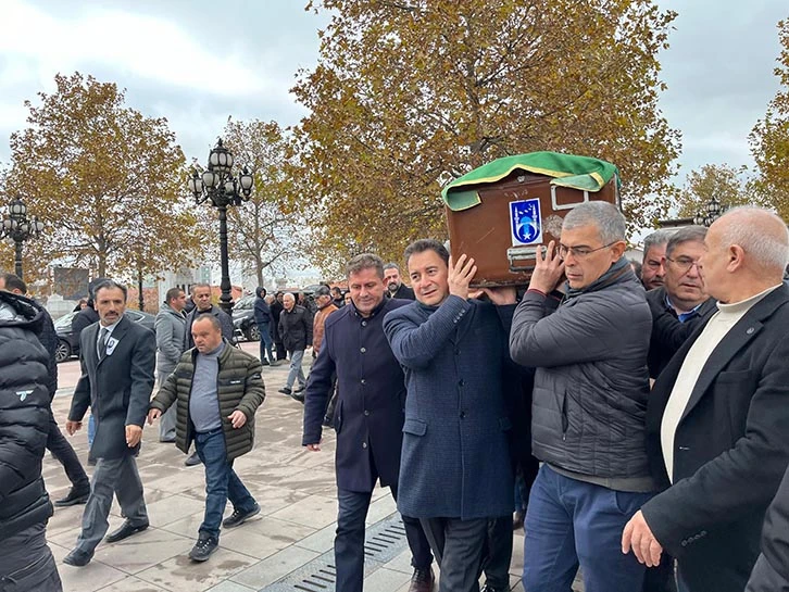 Babacan, Annesini Son Yolculuğuna Uğurladı
