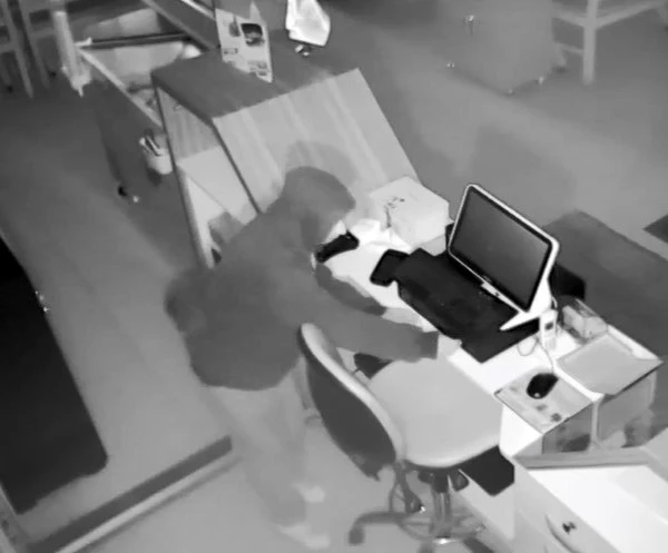 2 Bin Lira Çaldı, 20 Bin Liralık Zarar Verdi