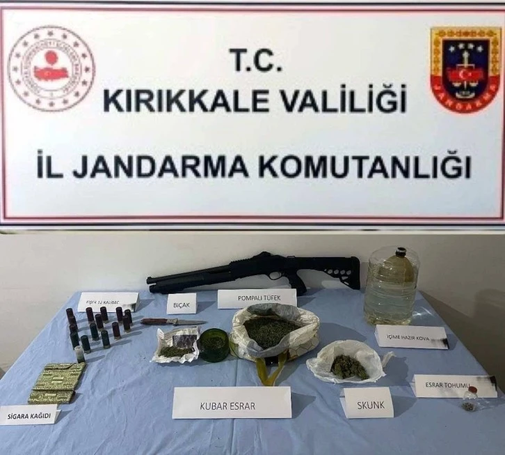Jandarmanın Durdurduğu Tırdan Uyuşturucu Çıktı 