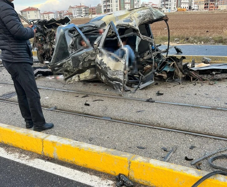 Direğe çarpan Araç İkiye Bölündü