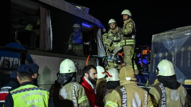 Otoyolda TIR'la Otobüs Çarpıştı: 1 Ölü 37 Yaralı 