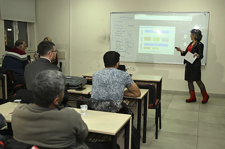 73 Yaşında Çift Ana Dal Yüksek Lisans Yapıyor 