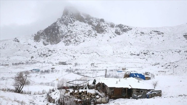 Kar 22 Yerleşim Yerine Ulaşımı Kapattı 