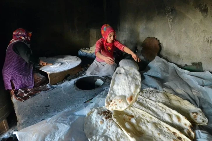 Kadınlar İmece Usulü Ekmek Üretiyorlar 