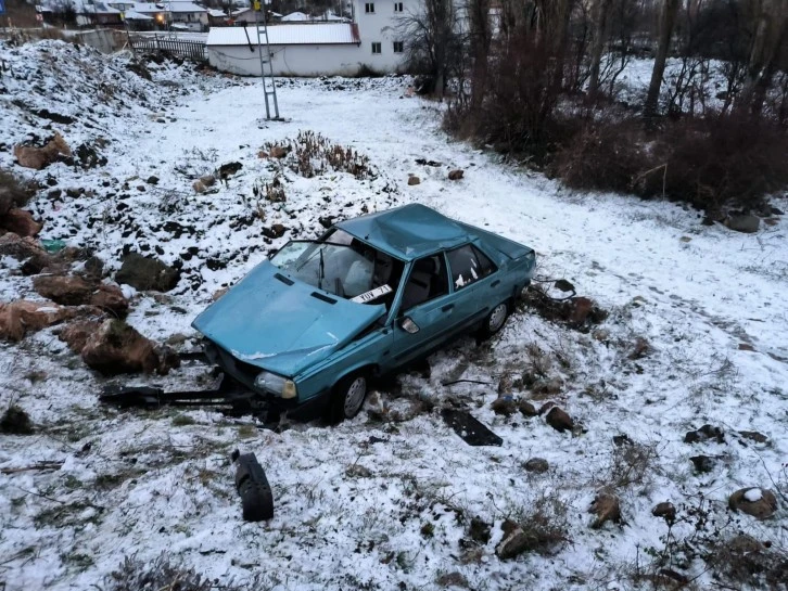 Kontrolden Çıkan Otomobil Şarampole Yuvarlandı 