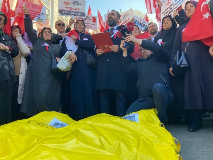 Şehit Yakınları Parti Önünde Eylem Yaptı 