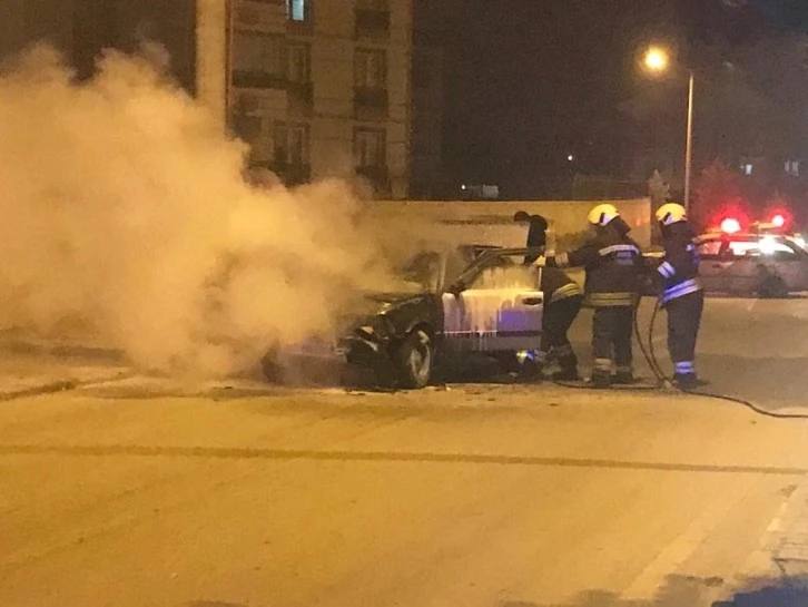 Seyir Halindeki Otomobil Alev Topuna Döndü 