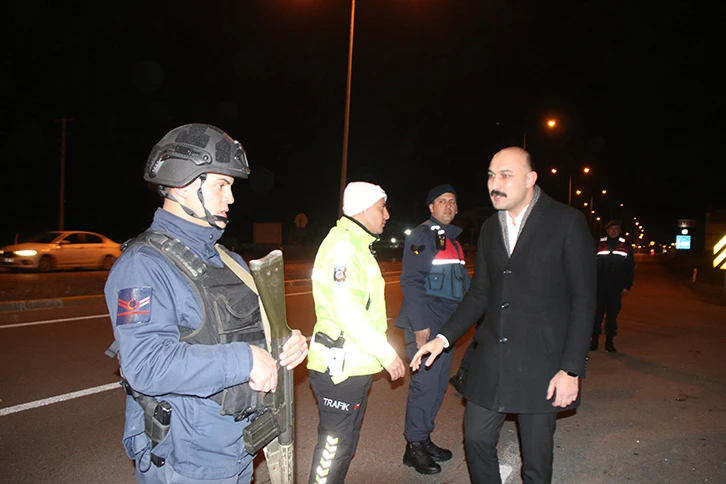 Şarkışla Kaymakamı Öztürk, Görevi Başındaki Personelin Yeni Yılını Kutladı