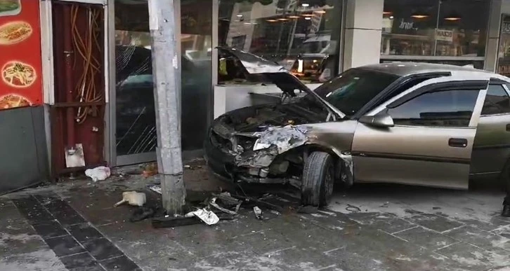 Kontrolden Çıkan Ara Kaldırımdaki Kadına Çarptı 