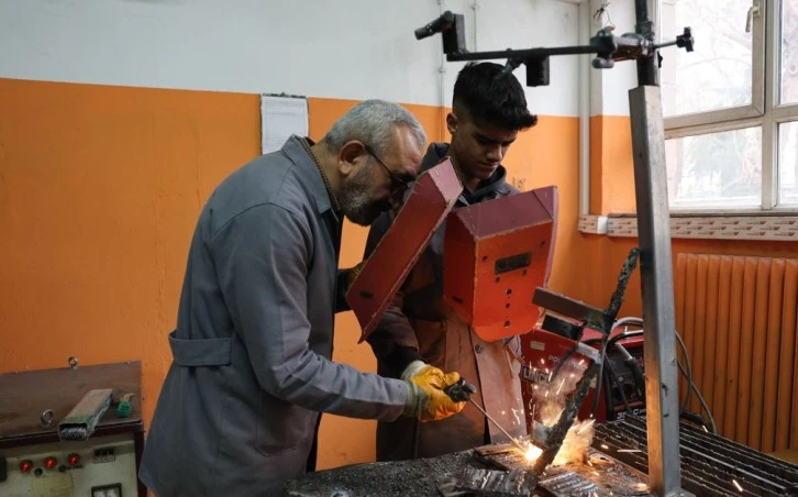 Bu Lise Fabrika Gibi Çalışıyor