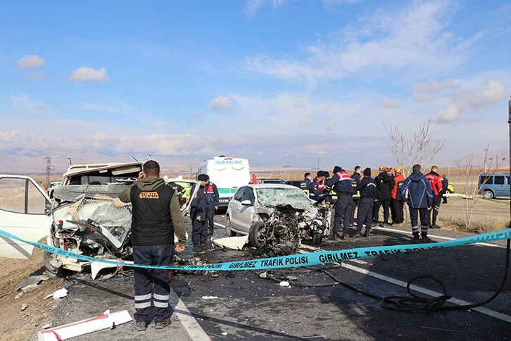 Otomobille Hafif Ticari Araç Çarpıştı 