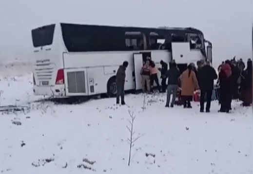 Feci Kaza! İki Otobüs ve Kamyon Kaza Yaptı, Ölü ve Yaralılar Var 