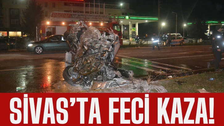 Sivas'ta Ortadan İkiye Bölünen Araçta Sıkışan Vatandaşları İtfaiye Kurtardı 