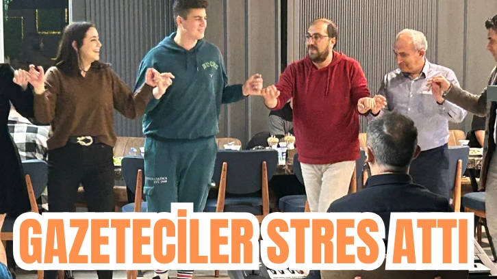 SİVASLI GAZETECİLER HALAYLA STRES ATTI