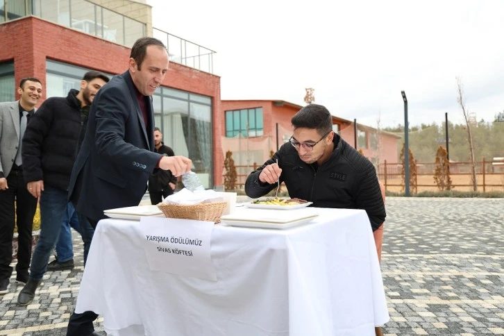Şişe Fırlatma Akımına Katıldılar, Sivas Köftesi İçin Yarıştılar