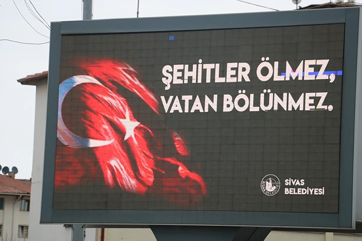 Sivas'ta Tabelalara “Şehitler Ölmez Vatan Bölünmez” Yazıldı 