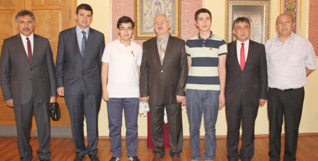 LYS´de Dereceye Giren Öğrenciler Vali Barut´u Ziyaret Etti
