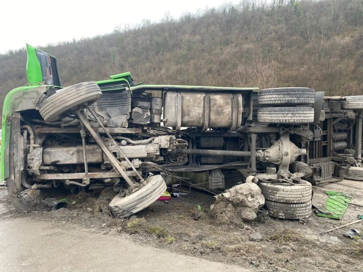 Sürücü Direksiyon Hakimiyetini Kaybedince TIR Devrildi 