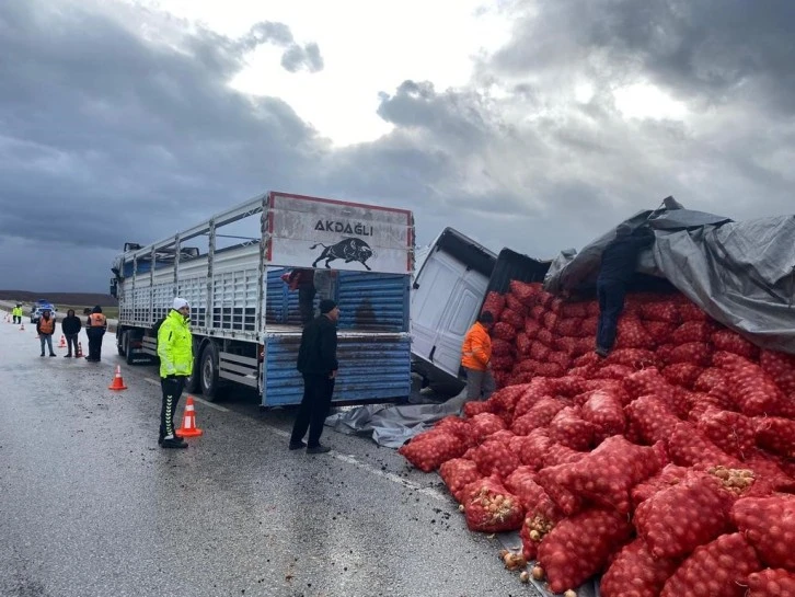 Soğan Yüklü TIR  Kayganlaşan Yolda Devrildi