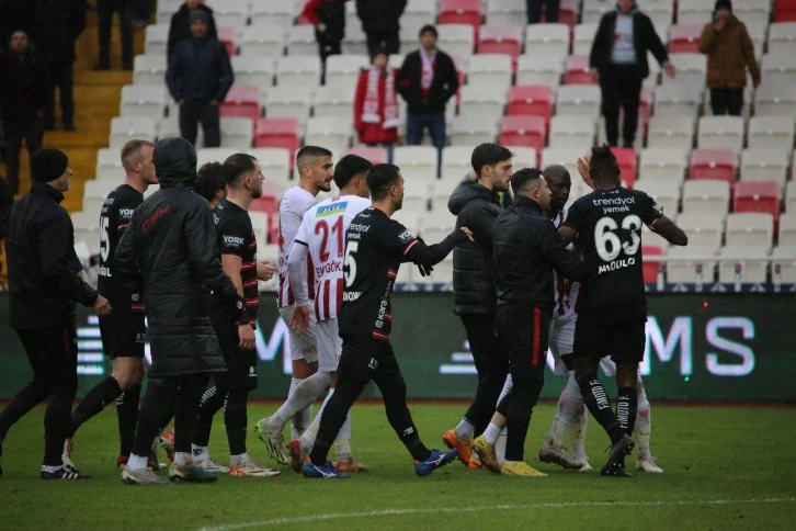 Sivasspor-Gaziantep Maçı Sonrası Saha Karıştı