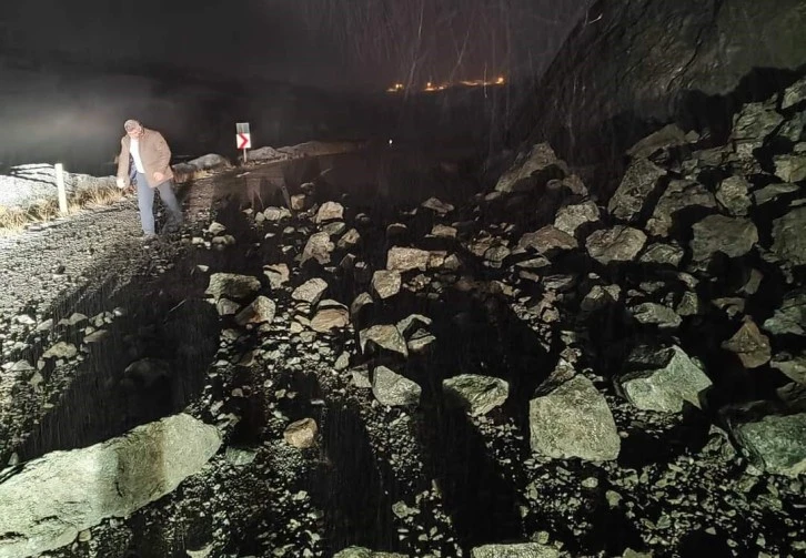 Heyelan Nedeniyle Kapanan Yol Trafiğe Açıldı 